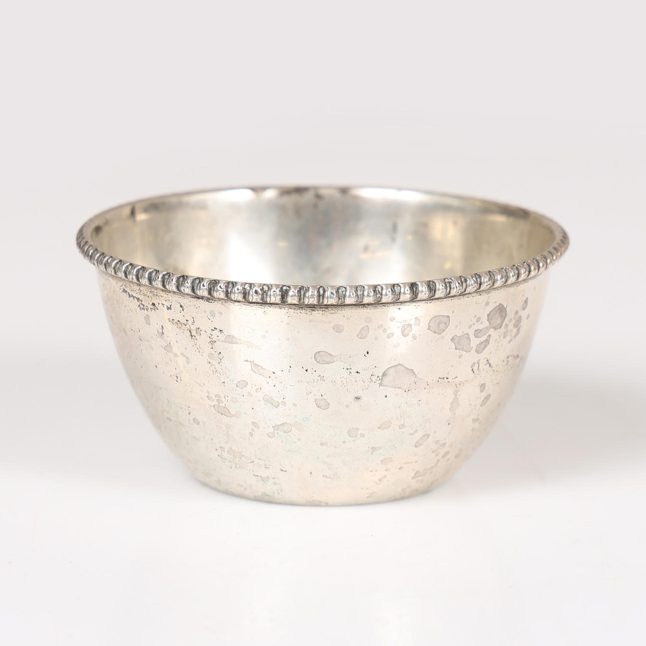 A SMALL CONTINENTAL SILVER BOWL.