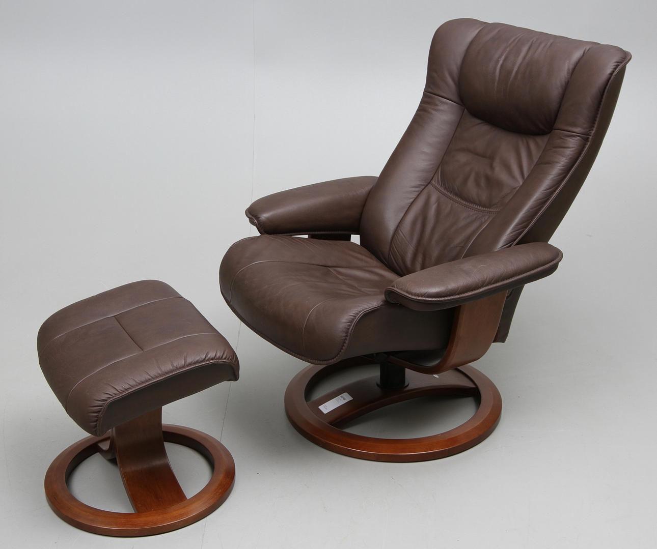 FÅTÖLJ MED FOTPALL, 1900/2000-tal.