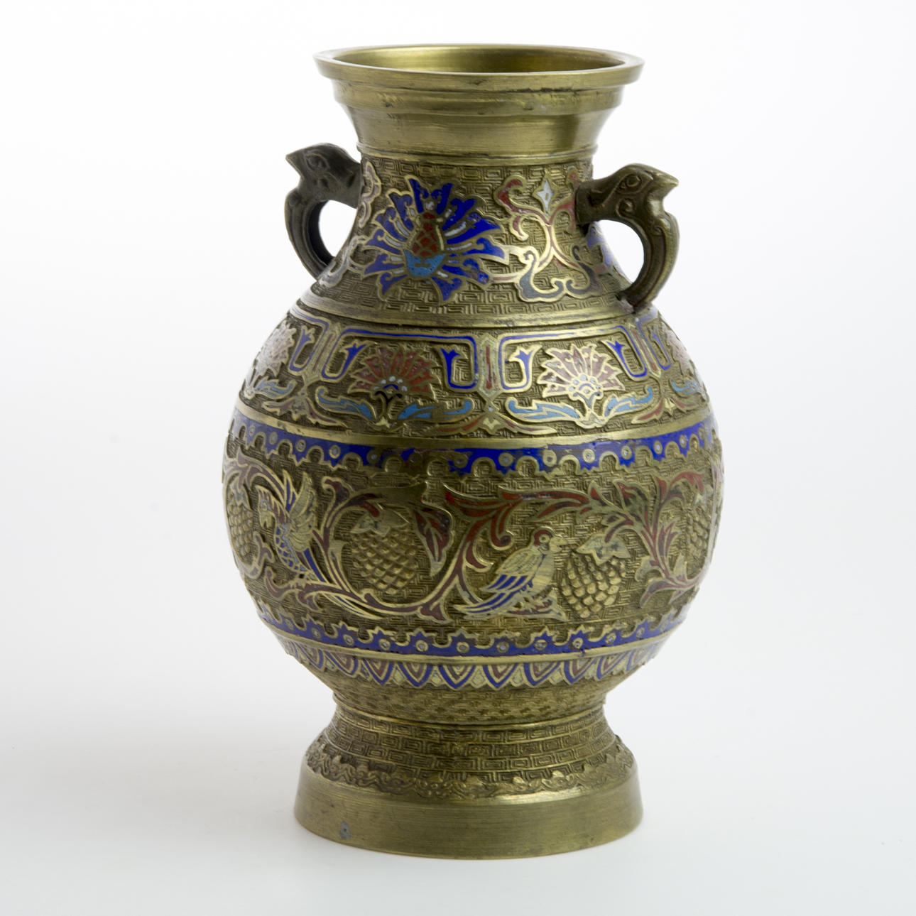 VAS MED HÄNKLAR, målad mässing, orientalisk, 1900-tal.