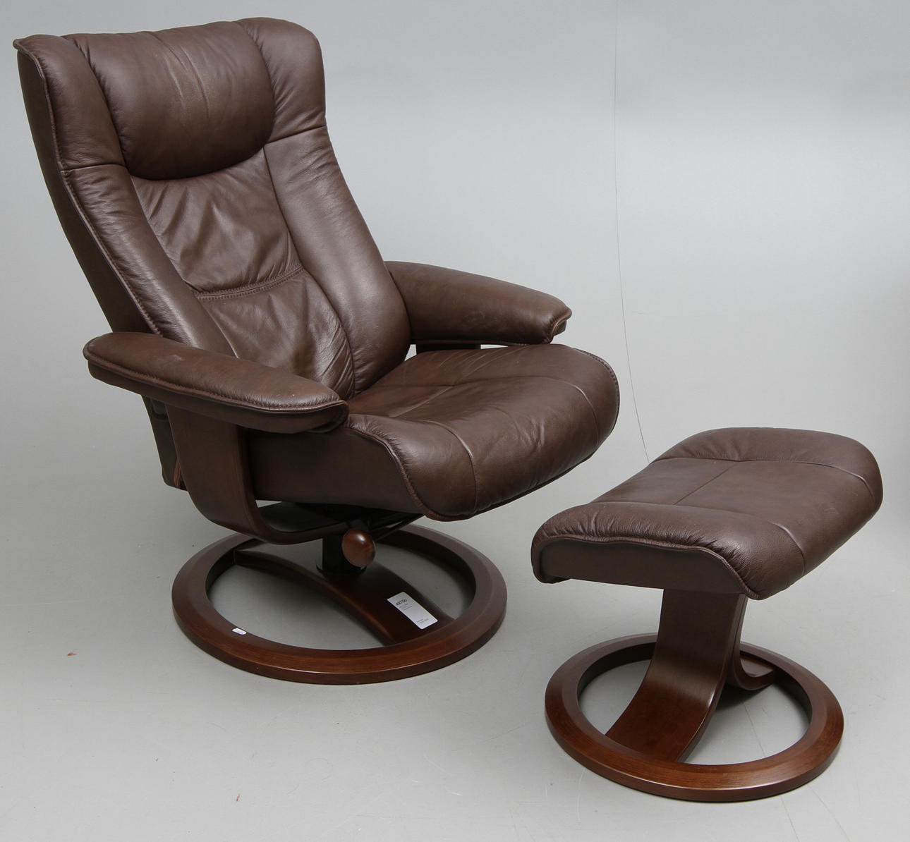 FÅTÖLJ MED FOTPALL, 1900/2000-tal.