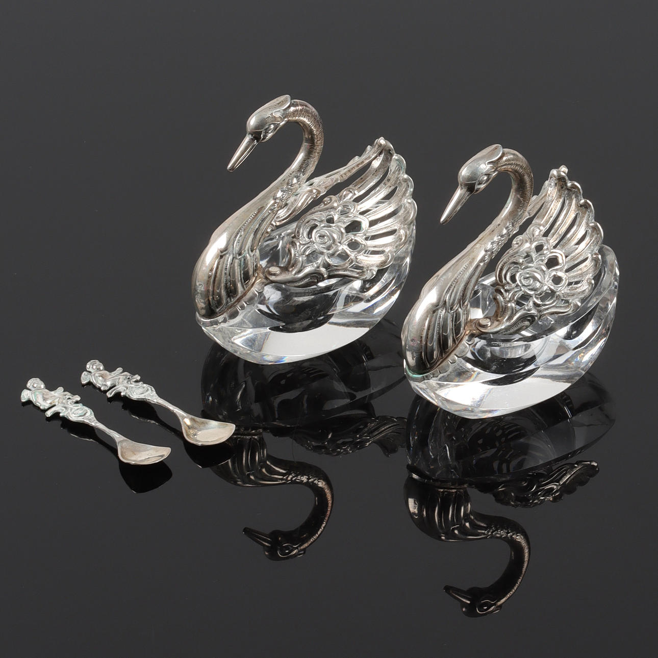 SALTKAR, 2 st, Svanar, silver och glas, 1900-tal.