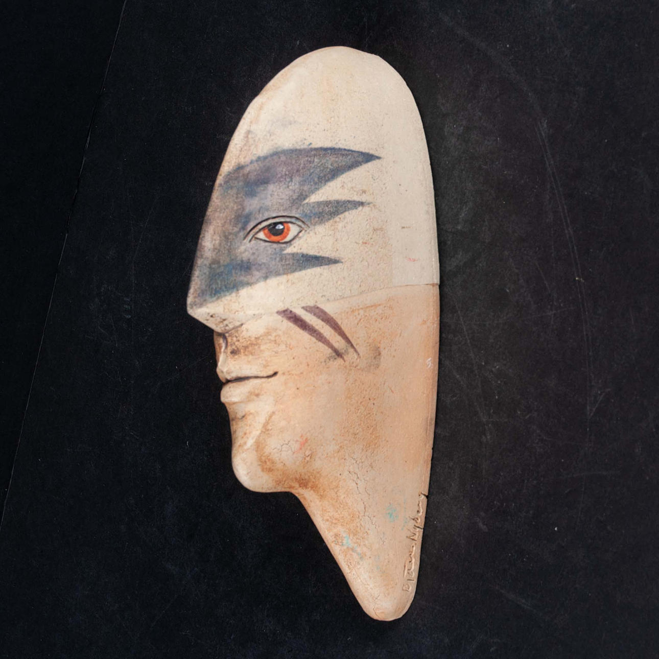 BJÖRN NYBERG (1943-2005). Skulptur i form av ansikte vägghängd stengods, signerad Björn Nyberg.