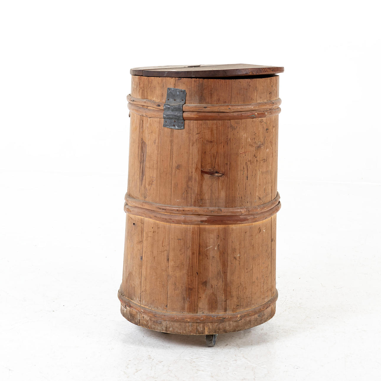 A wooden log vessel, 19th century.