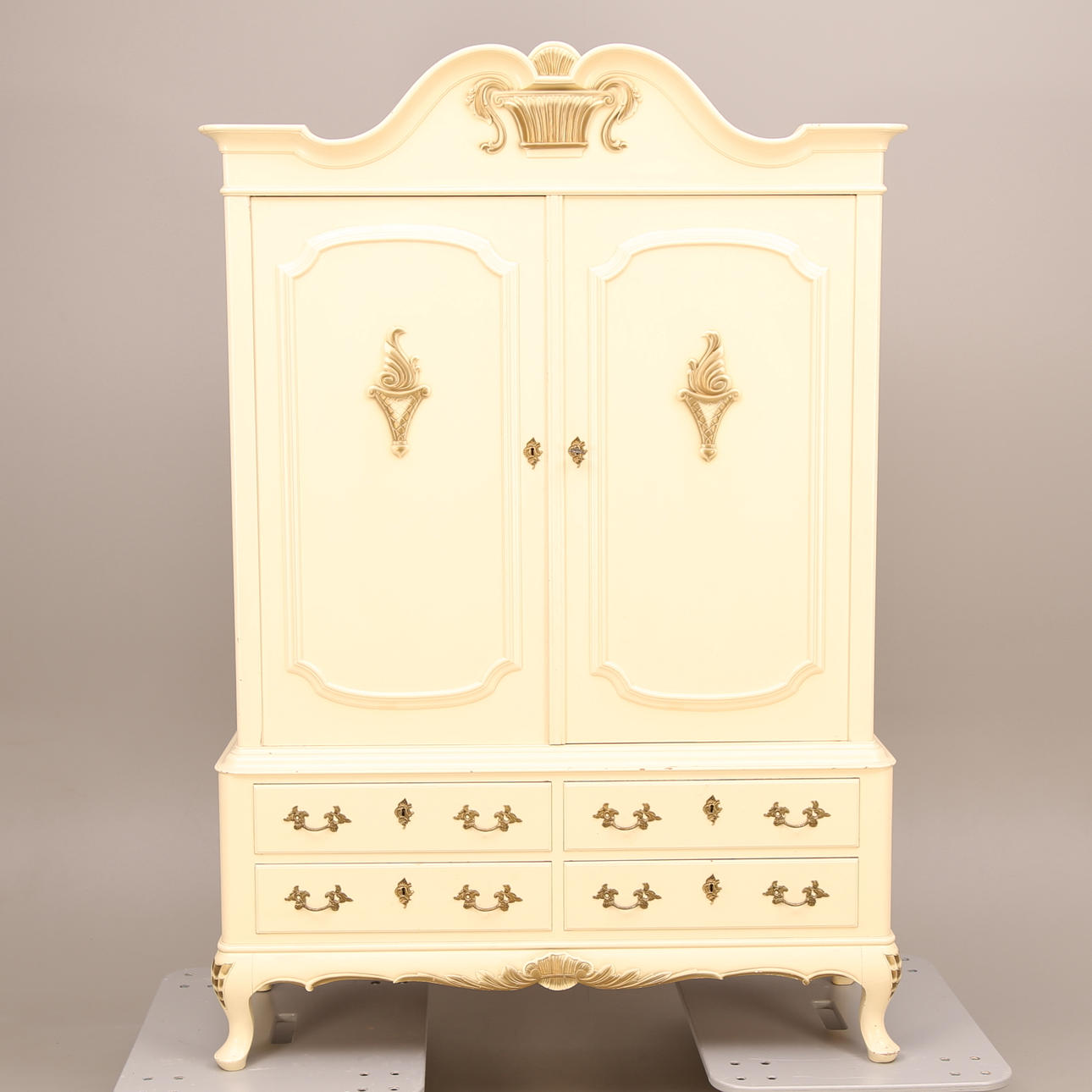 SKÅP, beigevit, rokokostil, pardörrar + 4 lådor, mitten 1900-talet.