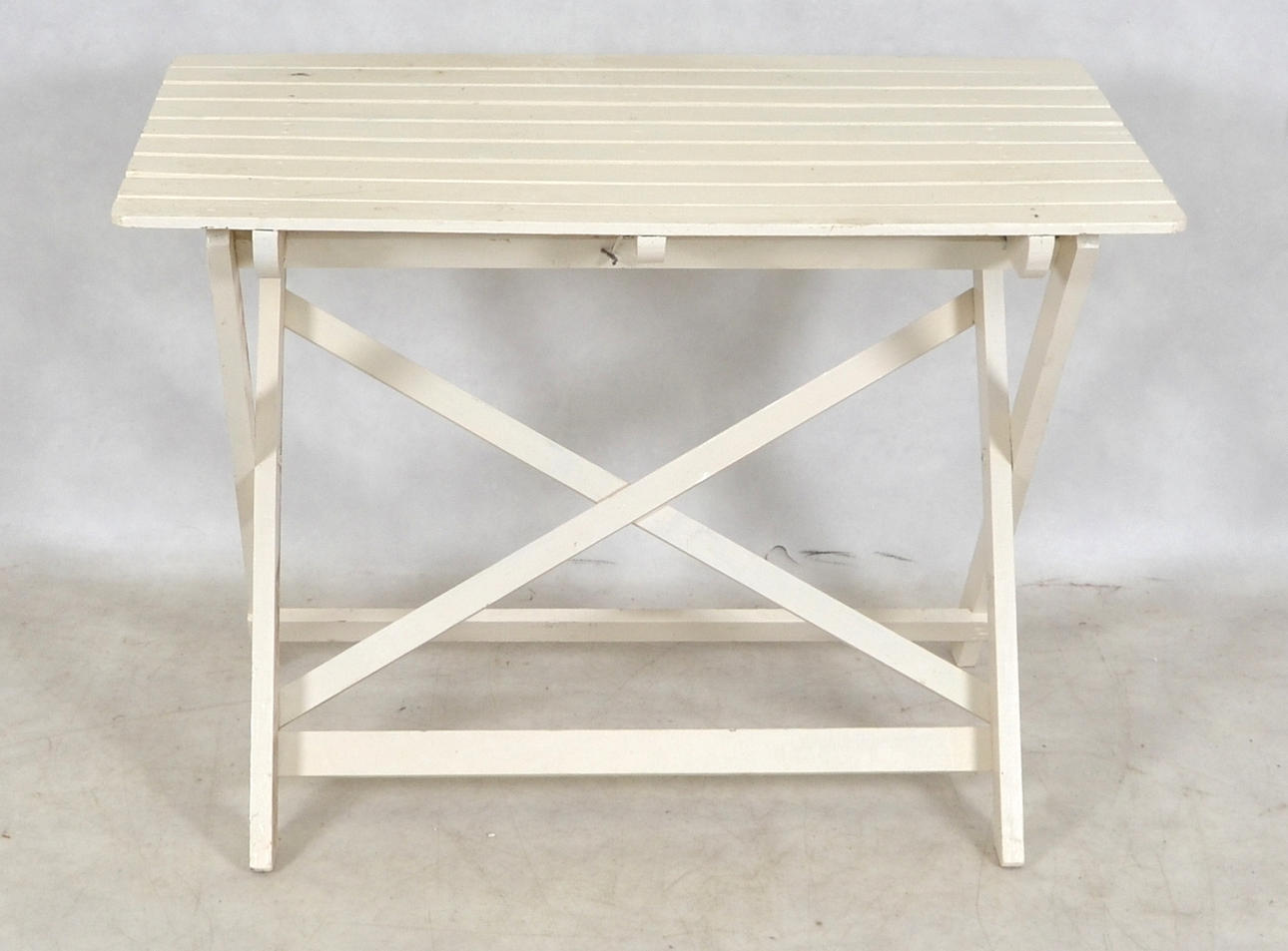 TRÄDGÅRDSBORD, vitmålat trä, 1900-talets första hälft.