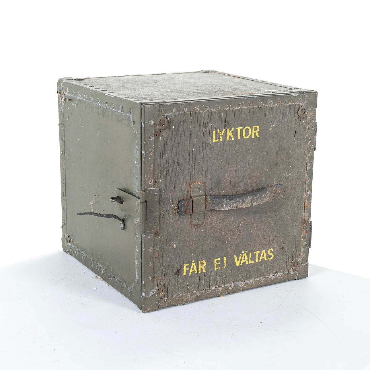 MILITARY STORAGE BOX, for lanterns.