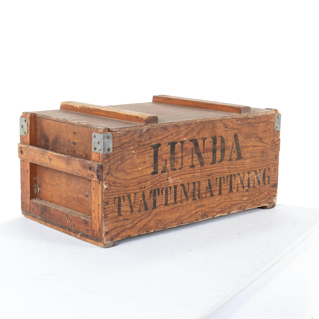 MILITARY BOX, “Laundry”.