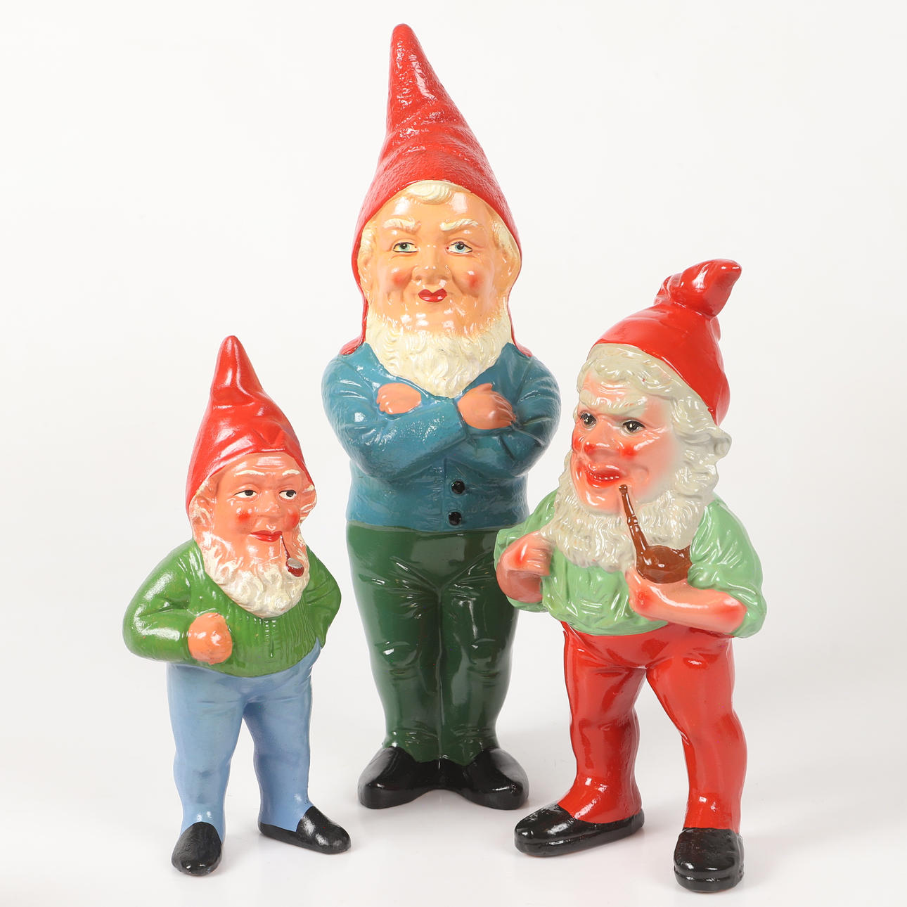 TOMTAR,3 stycken, målad terrakotta, 1900-tal.