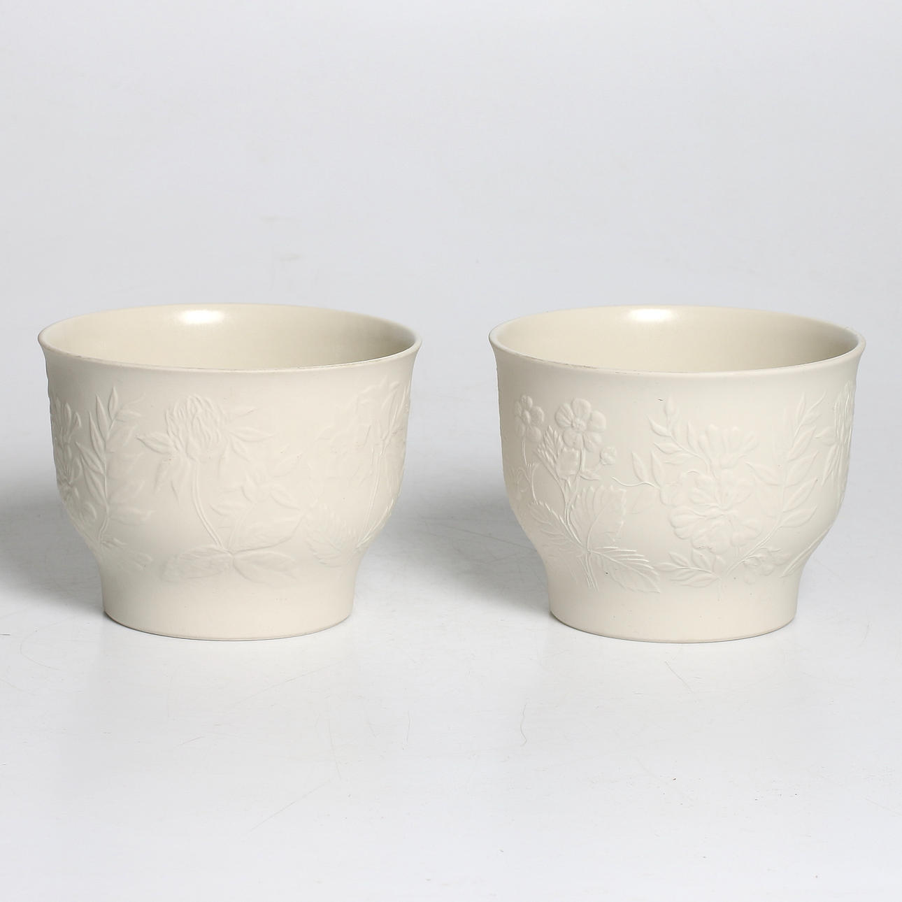 YTTERFODER, ett par, Biskvi "Suvi" Gunvor Olin-Grönqvist. Arabia. 1900-talets andra hälft.