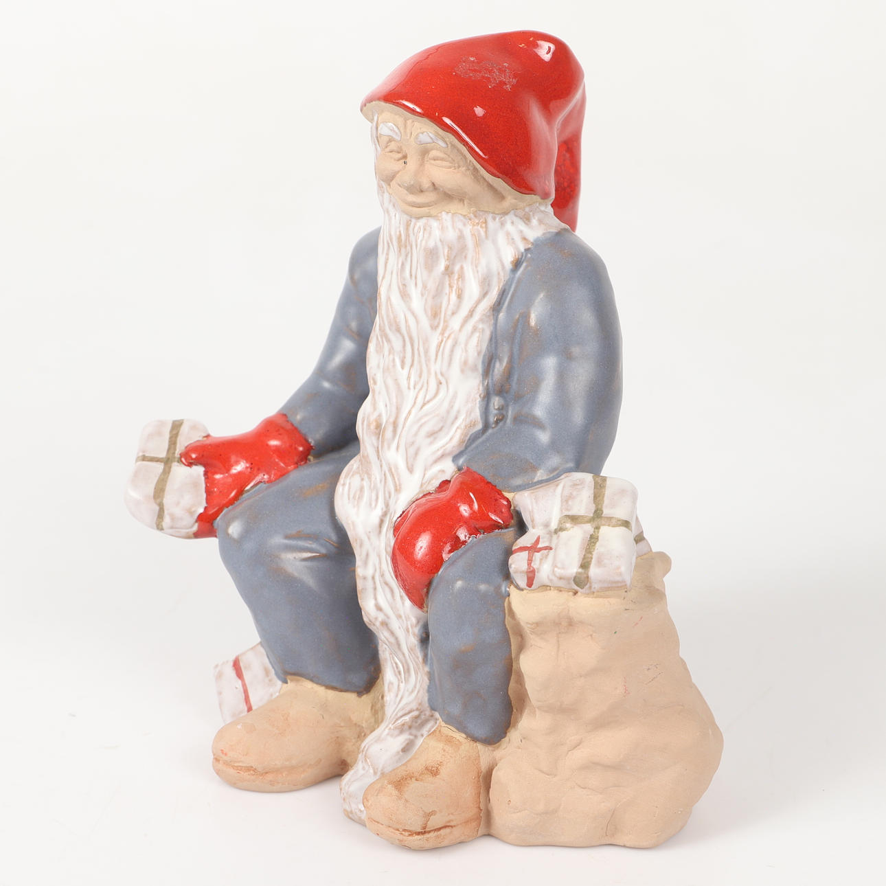 EWA JARENSKOG. Figurin, tomte med paket, keramik, Jie, 1900-talets senare del.