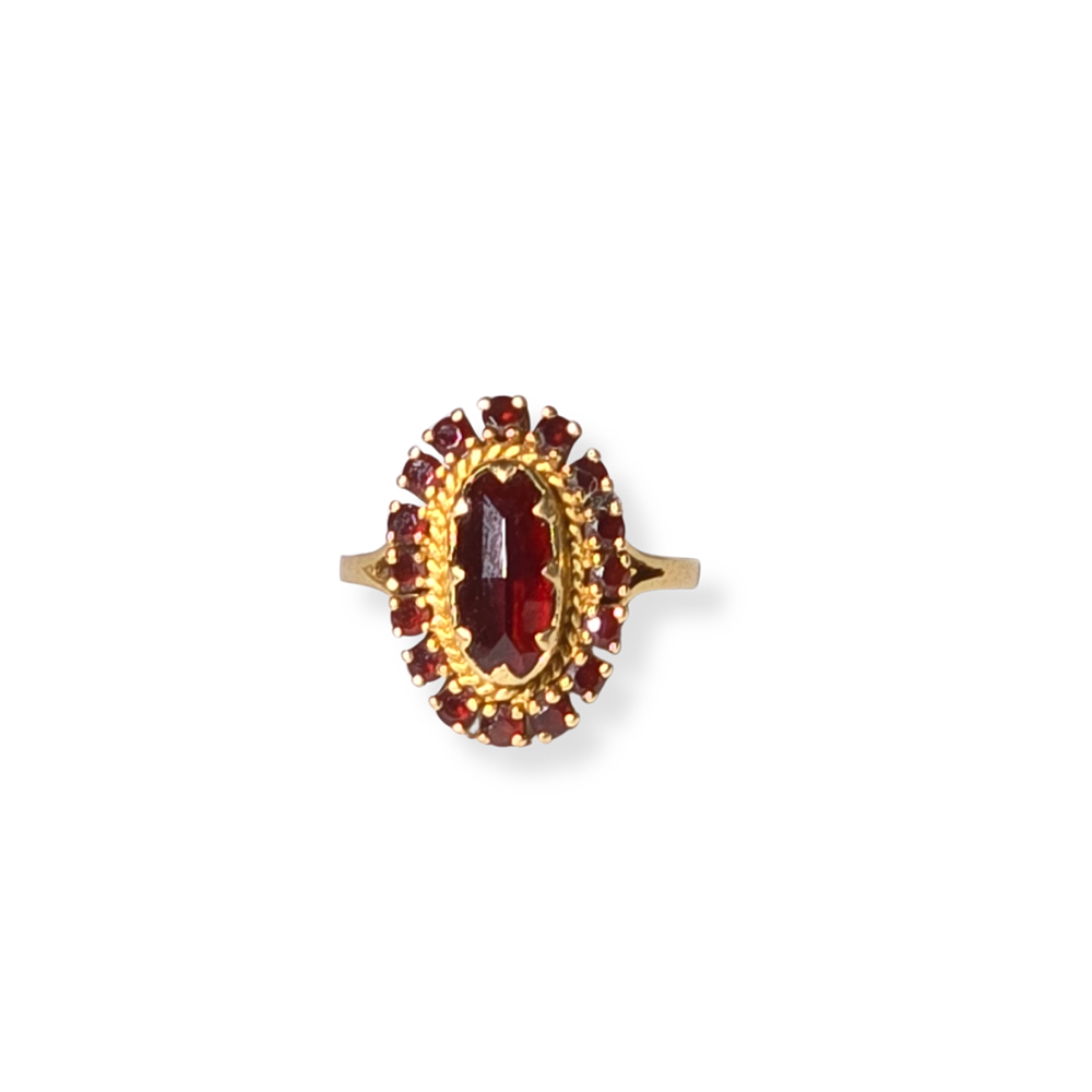 SHUTTLE RING IN GOLD AND GARNETS.