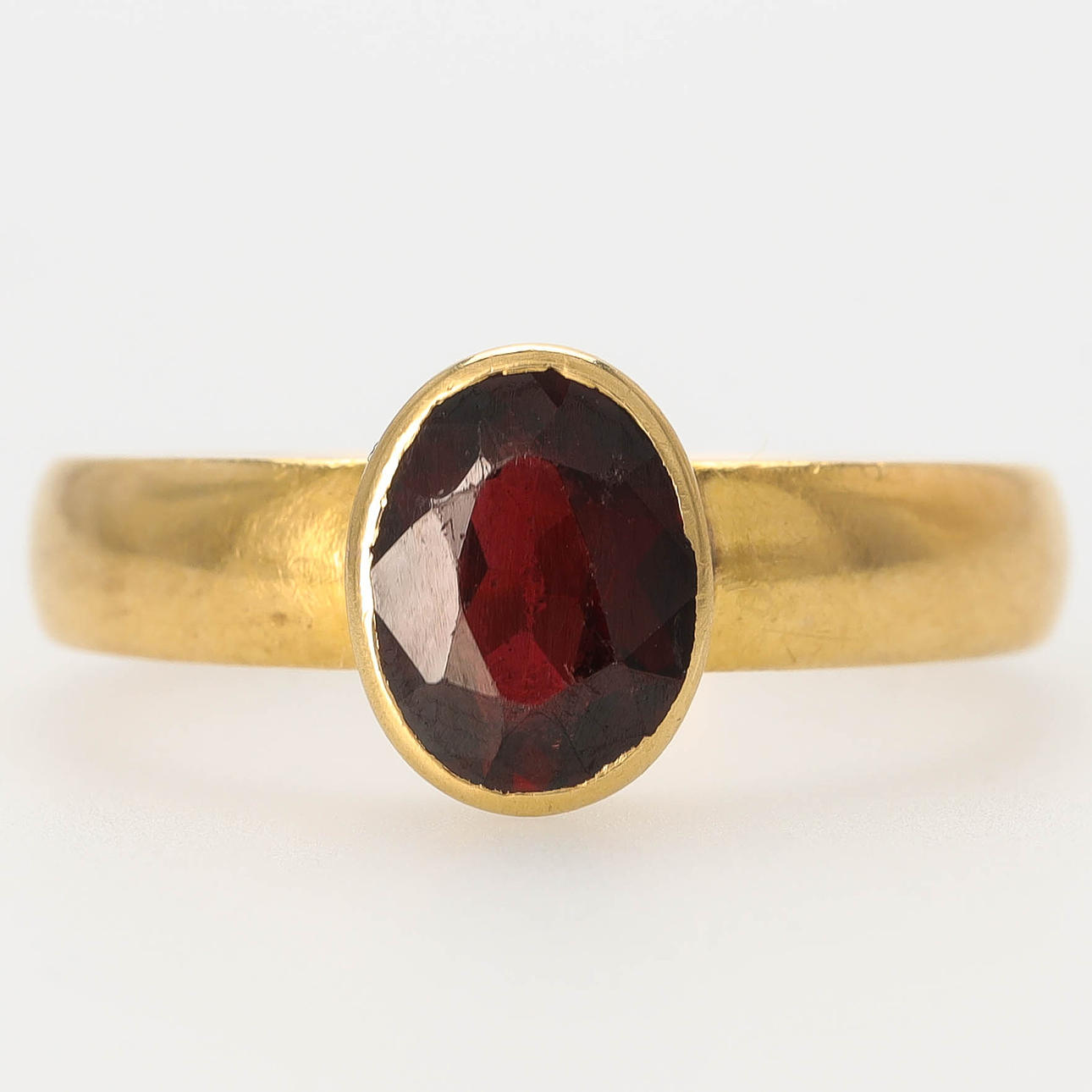 A 20 k gold garnet ring, Vadstena, 1880.