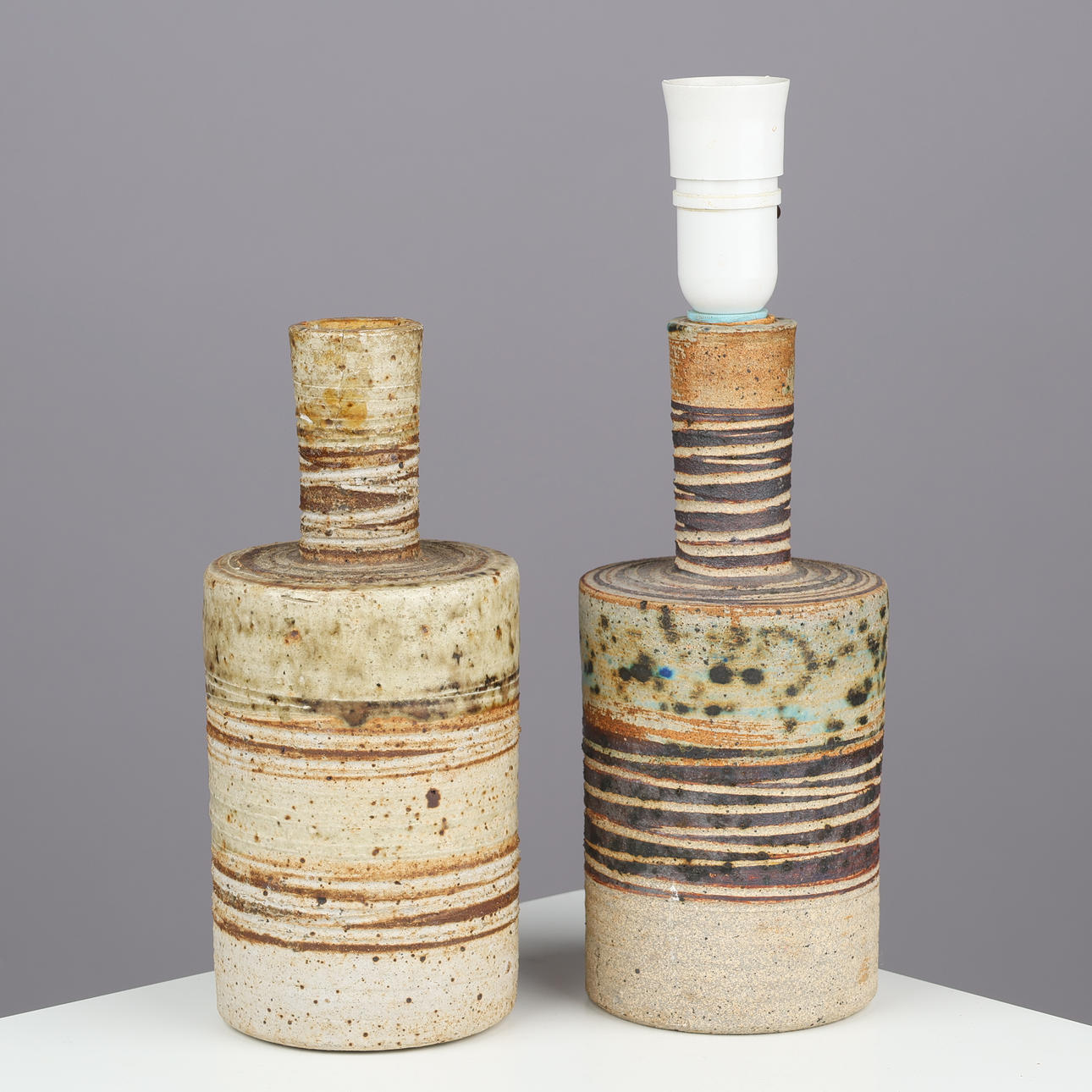 TUE POULSEN. BORDSLAMPOR, ett par, flaskformade av delvis glaserat stengods, egen verkstad i Hillerød, Danmark, 1960/70-tal, (2).