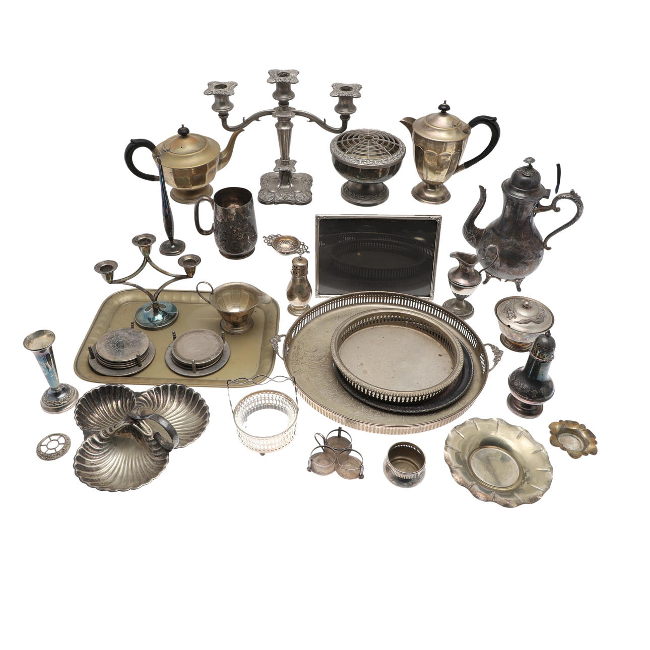 A MIXED LOT OF SILVER PLATED ITEMS.
