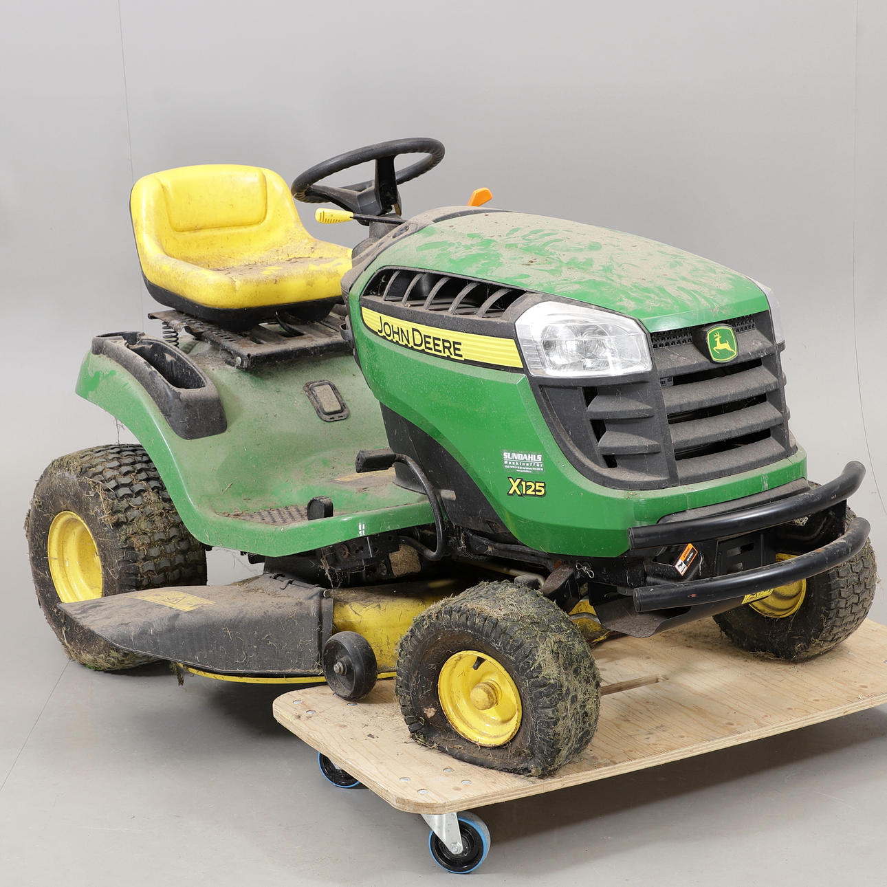 RIDE-ON MOWER, John Deere X125.