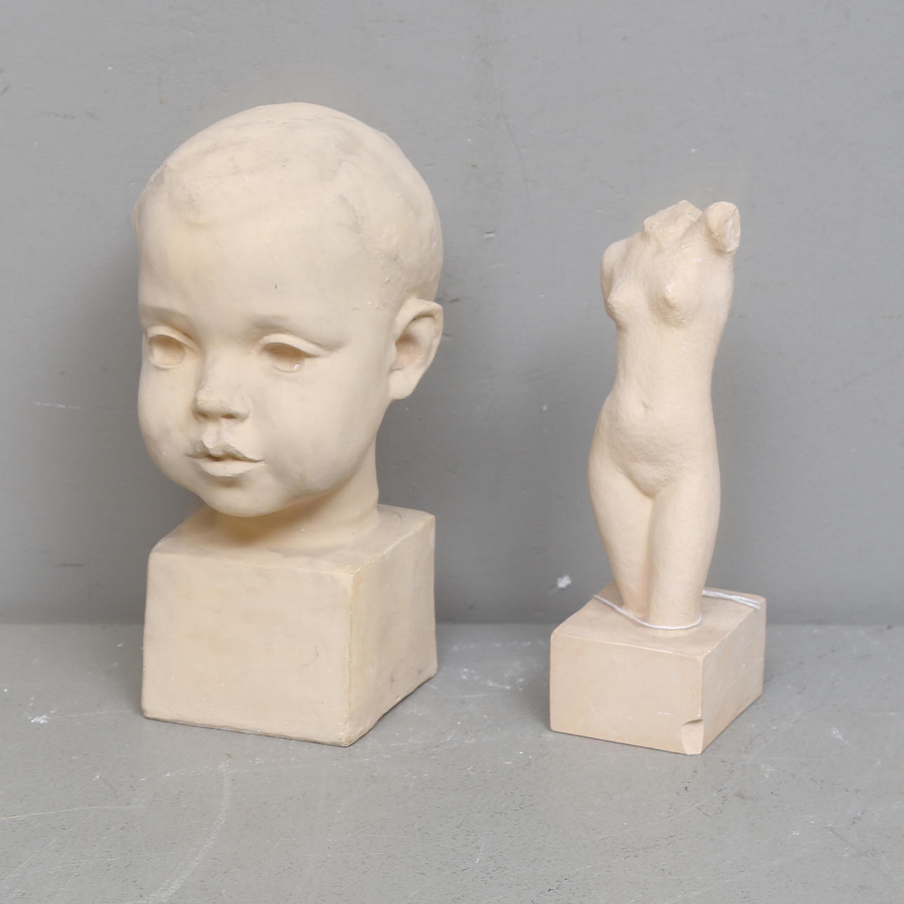 CARIN NILSON(1884-1973). Skulpturer, 2 st, gips, signerade.