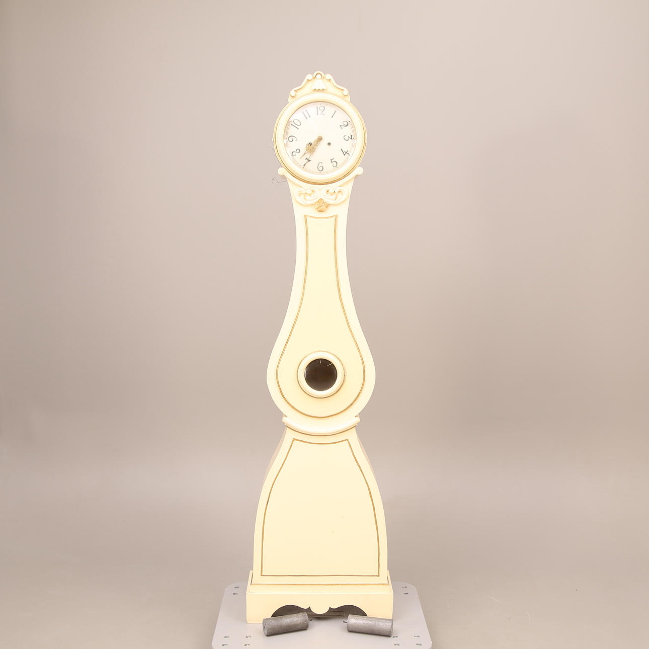 GOLVUR, träfodral, ommålad beigevit, mitten 1900-talet.