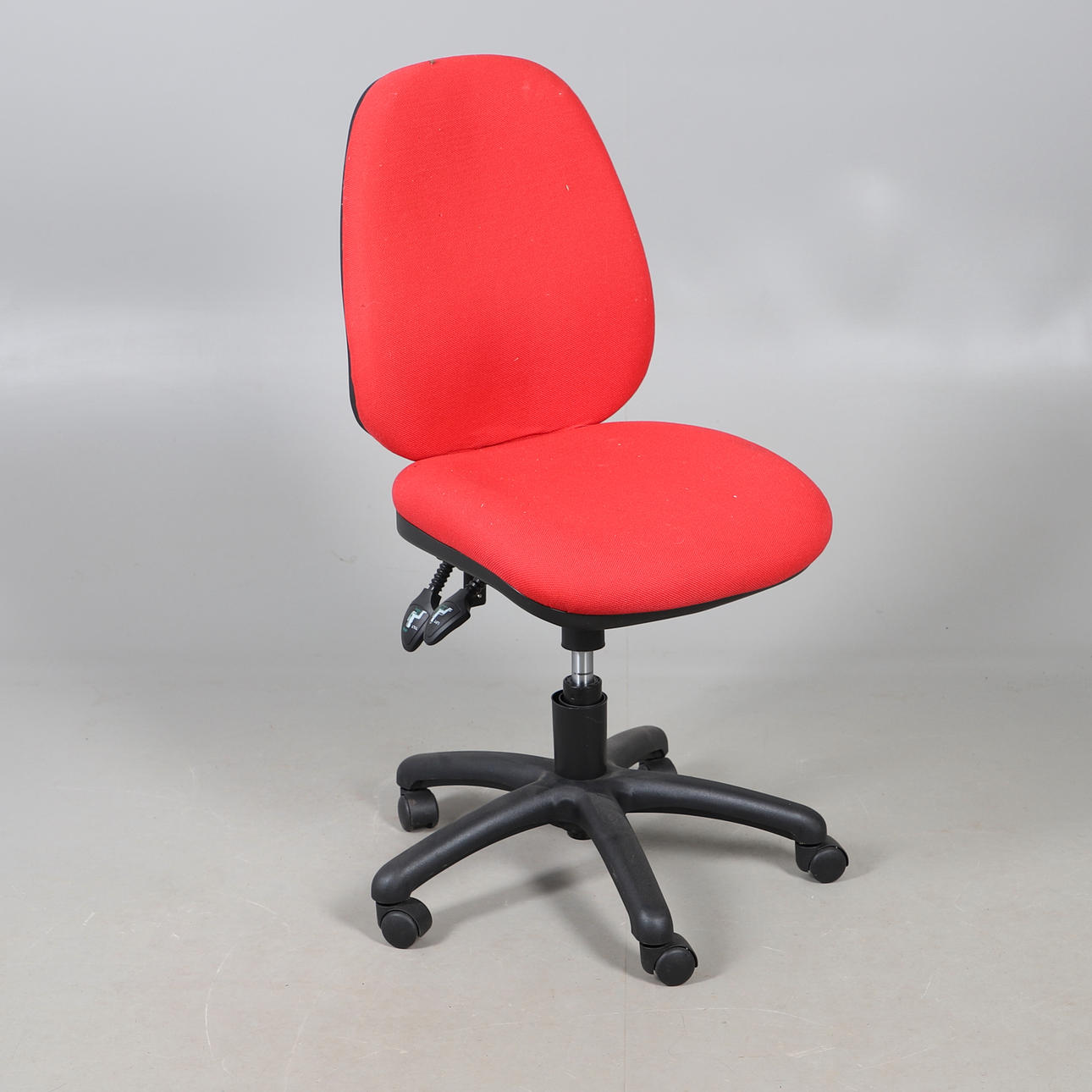 A MODERN OFFICE CHAIR.