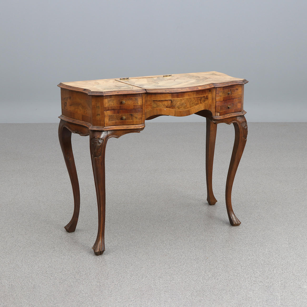 DRESSING TABLE. Walnut. Dutch Rococo style, 20th century.