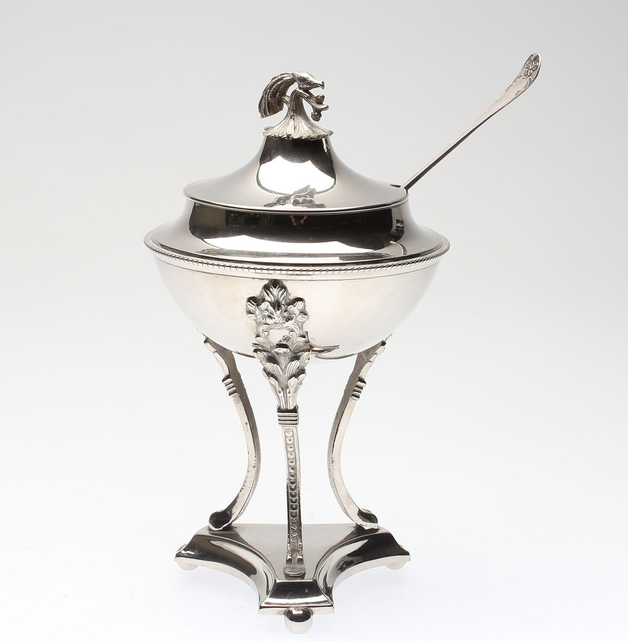 SOCKERSKÅL, vitmetall samt RUSKA i silver.