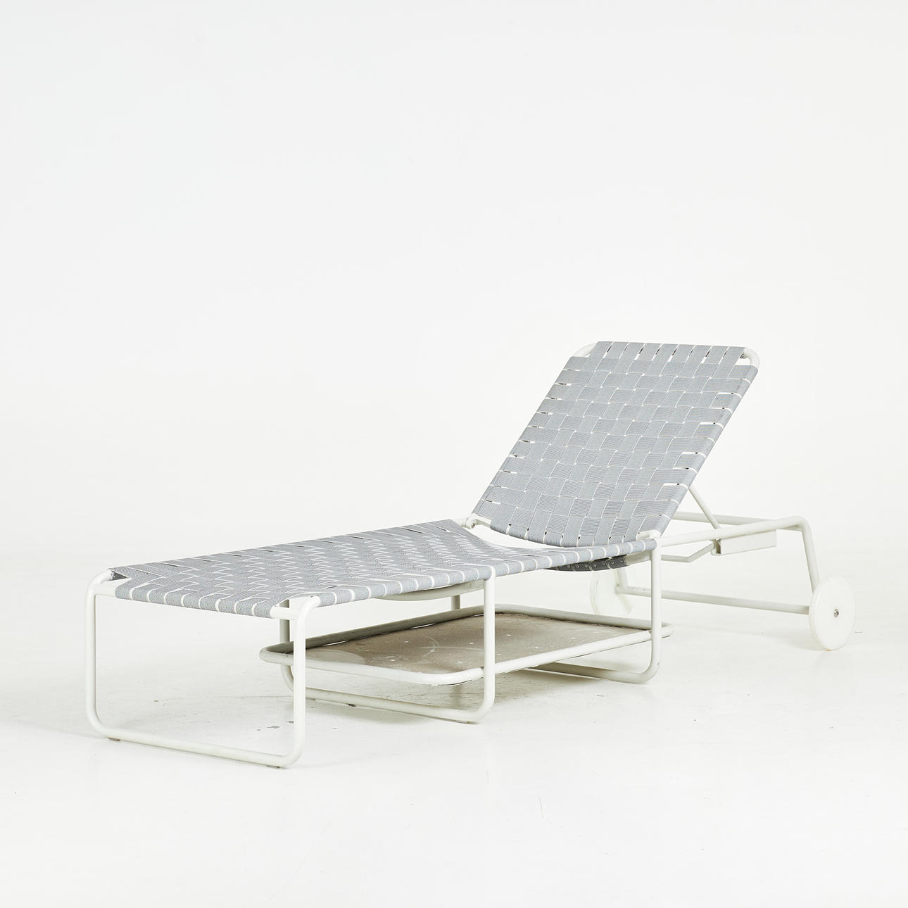 PAOLA NAVONE. Solbädd, "883 Day", vitlackerad stomme i metall, klädd i omlottlagt elastisk textil, justerbar rygg, för Gervasoni, Italien, samtida tillverkning.