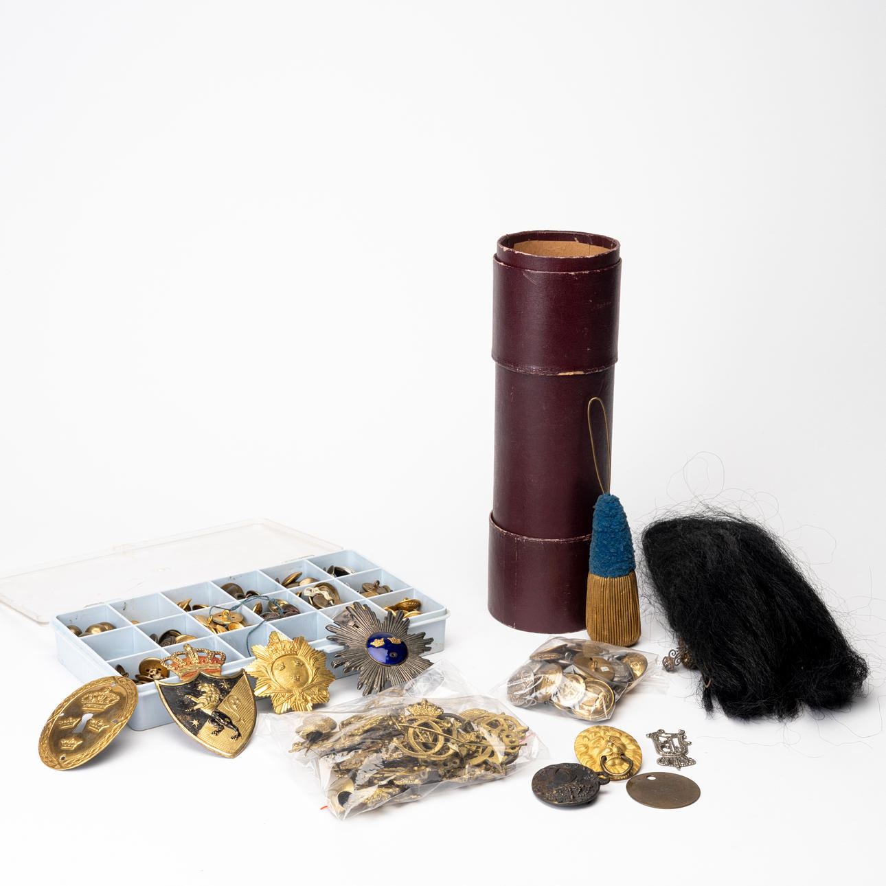 MILITARIA, bl.a plym, ståndare, knappar, emblem och märken, 1800-/1900 ...