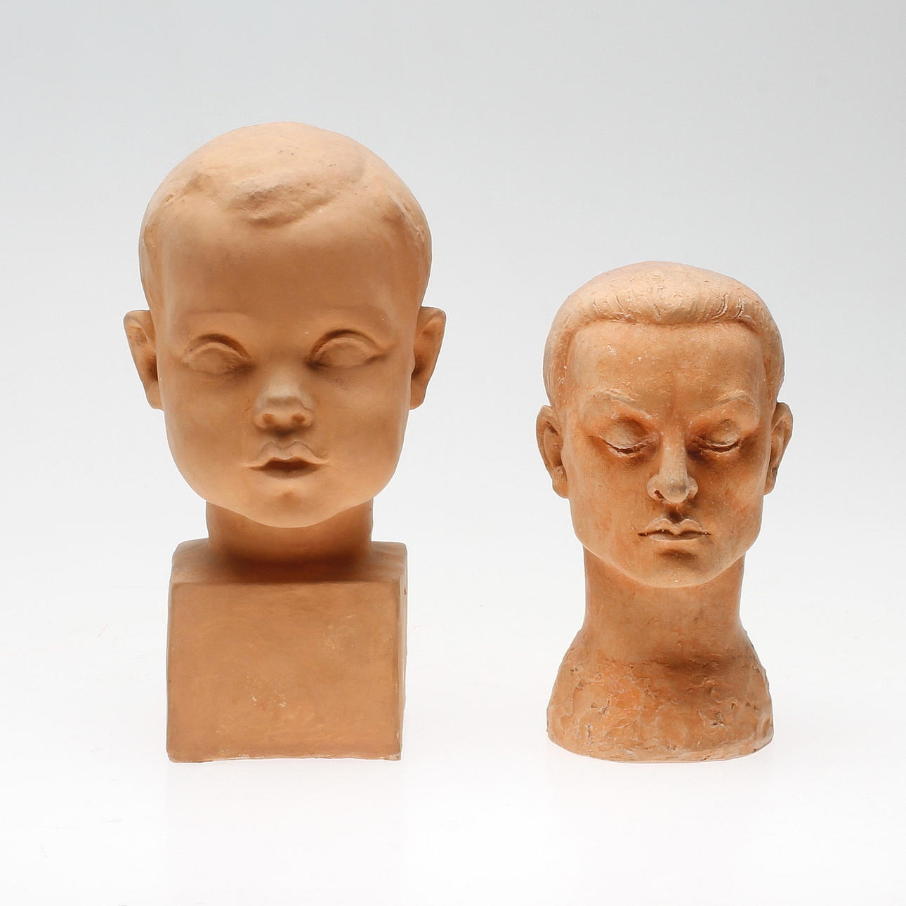 CARIN NILSON(1884-1973). Skulpturer, 2 st, gips, signerade.