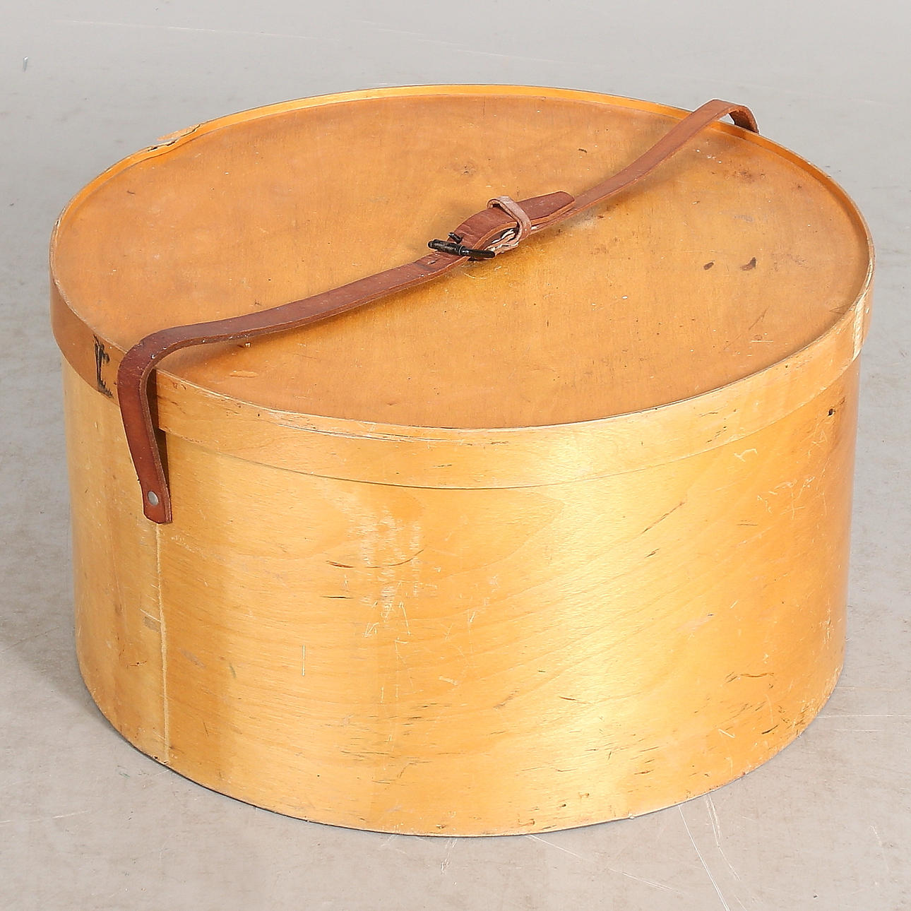 HATTASK, "Luterma, Estland". Skiktlimmad björkfanér, 1900-talets första hälft.