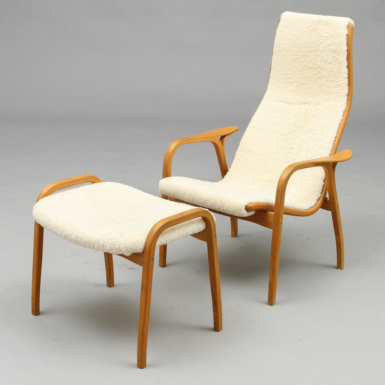 FÅTÖLJ MED FOTPALL. "Lamino", Yngve Ekström för Swedese.