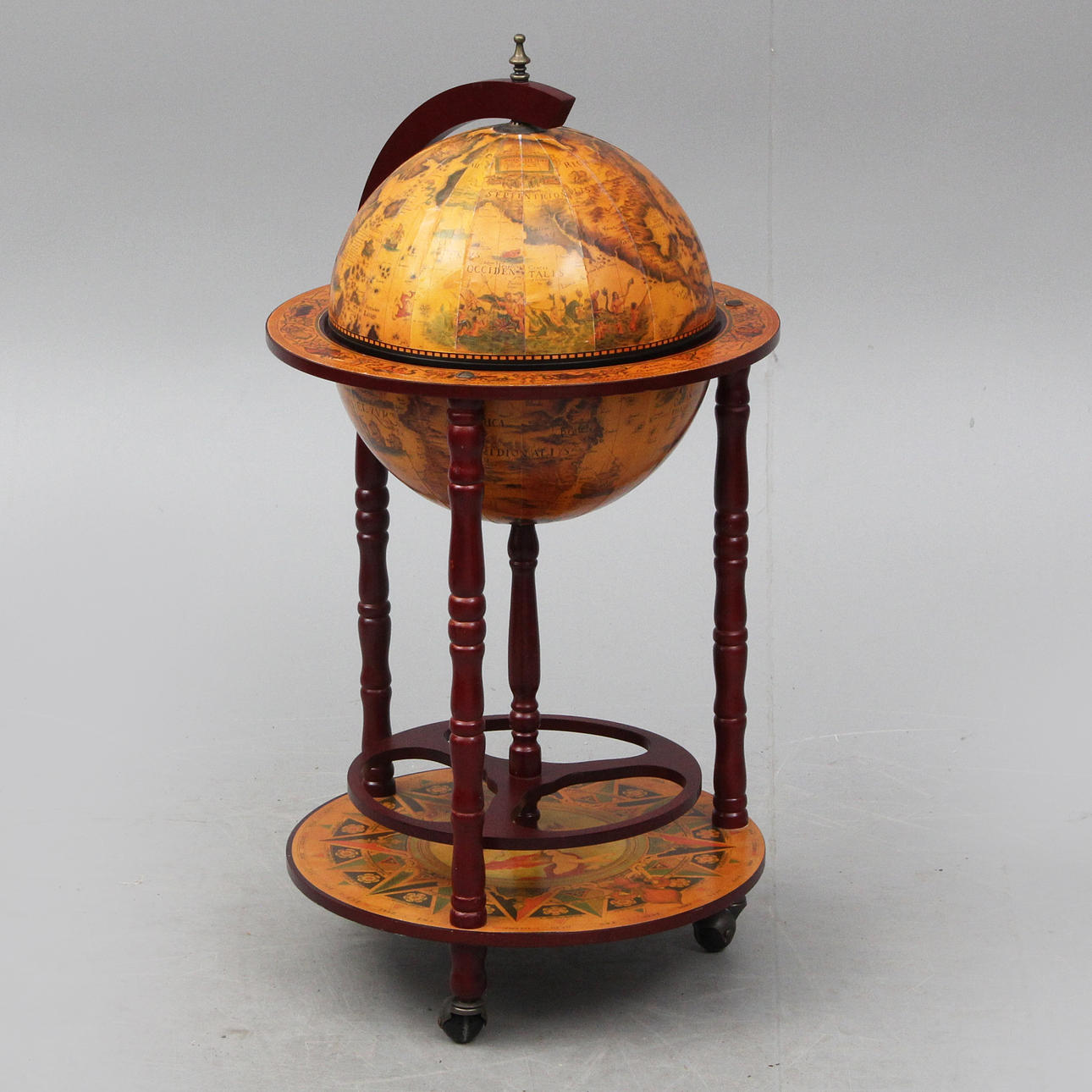 BARSKÅP, i form av jordglob, modernt.