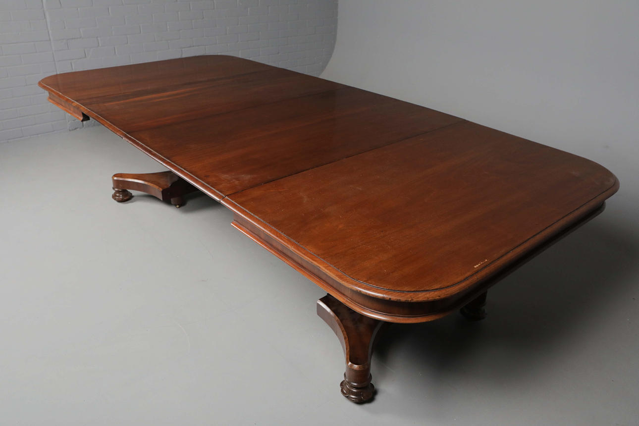 EXTENDING DINING TABLE.