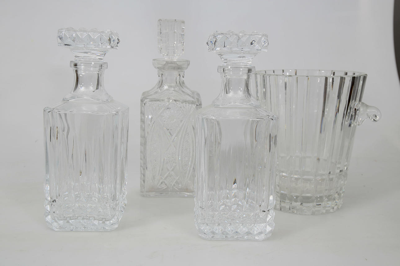 KARAFFER OCH ISHINK, glas och kristall, 4 delar, Polen.