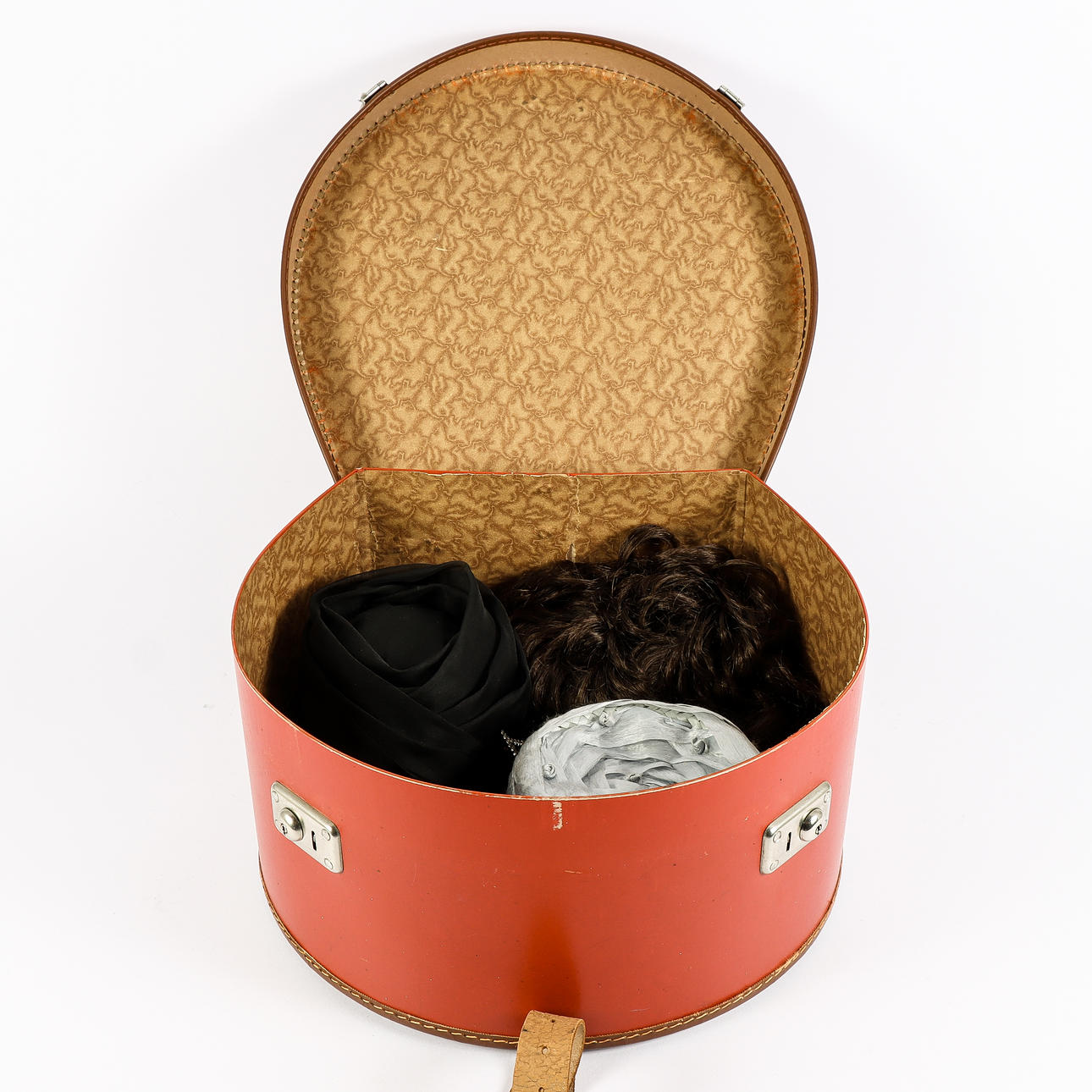 HATTASK med 2 damhattar och peruk.