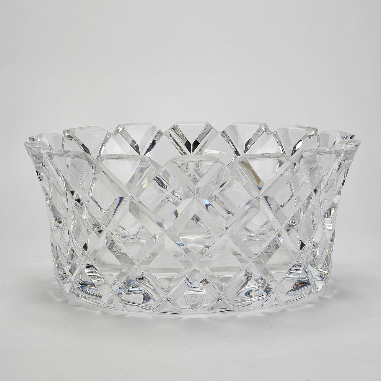 GUNNAR CYRÉN. A glass bowl, “Sofiero”, Orrefors, signed.