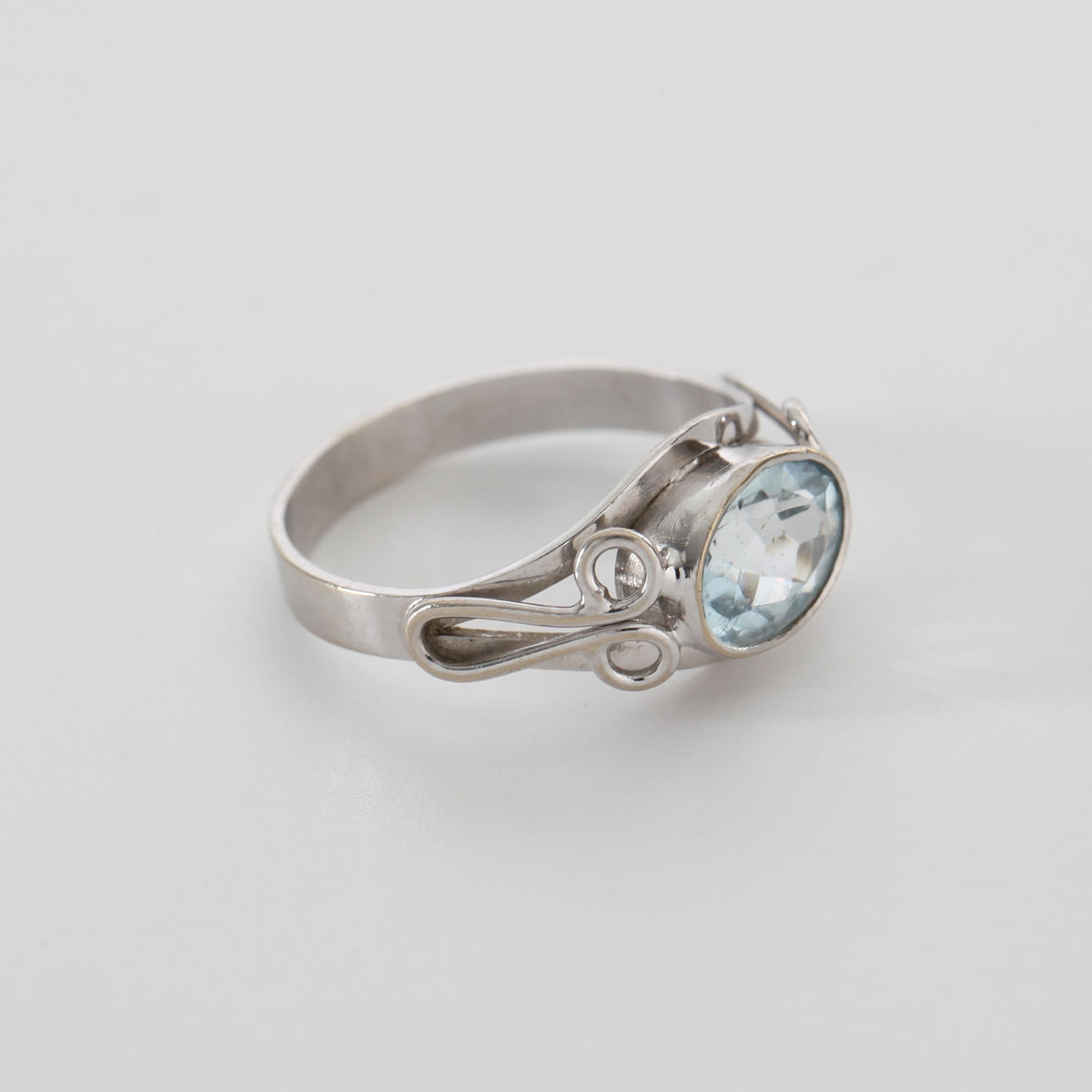 RING WITH LIGHT BLUE STONE, 14K white gold.