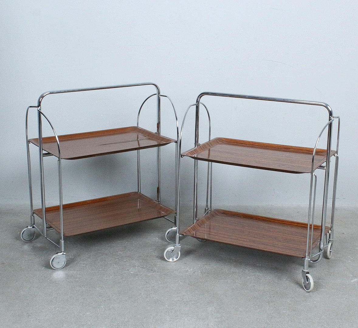 Two serving trolleys/dinets.