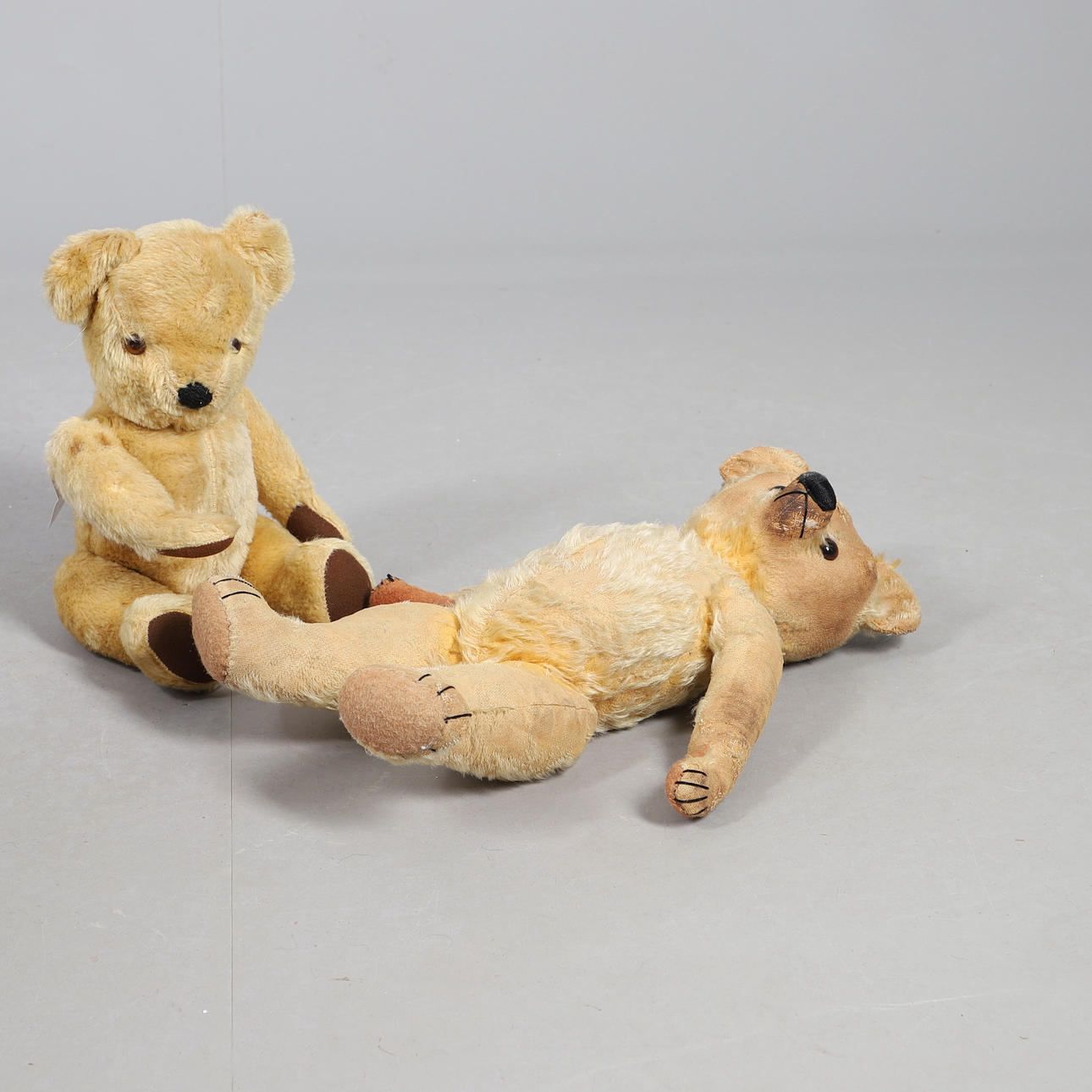 TWO VINTAGE TEDDY BEARS.