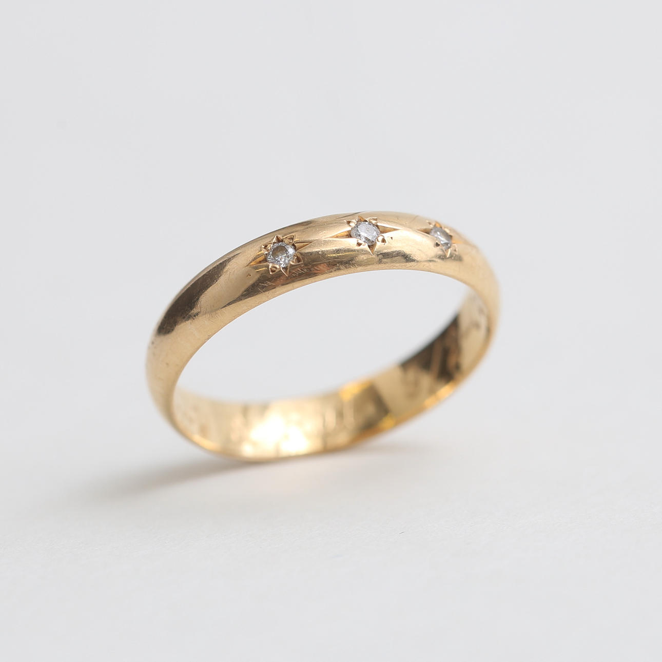 RING 18 k guld med stenar, 3,59 gram.