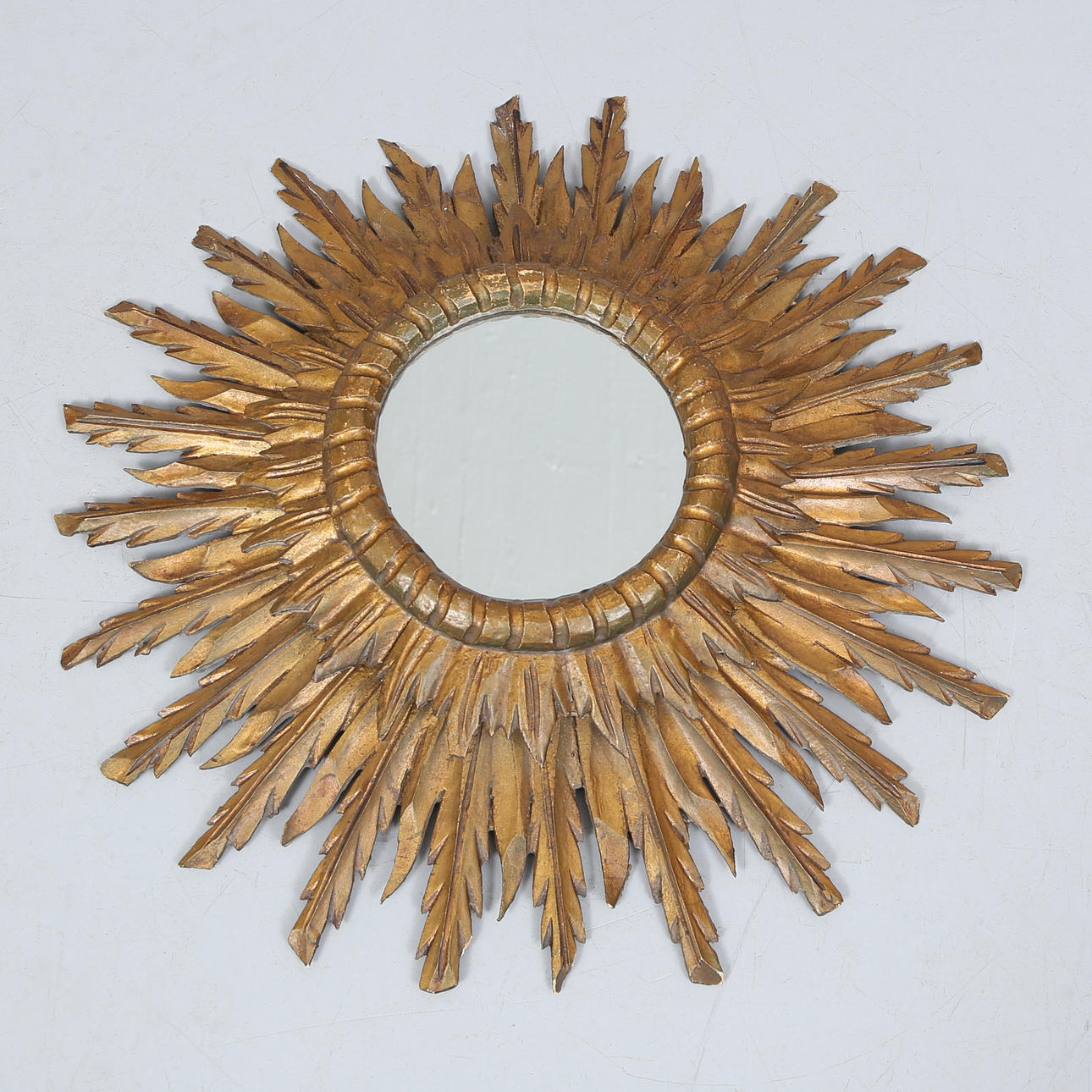 SOLSPEGEL, bronserat trä, 1900-tal.