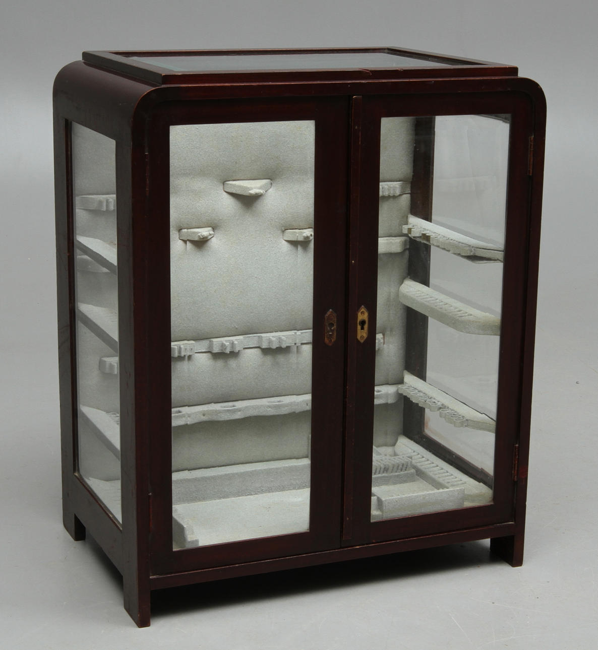 SCHATULL/MONTERSKÅP med bestickinredning, slipat glas, 1900-tal.