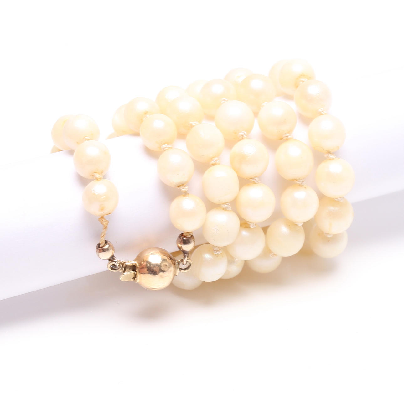 A NECKLACE, shell beads, clasp 14k gold.