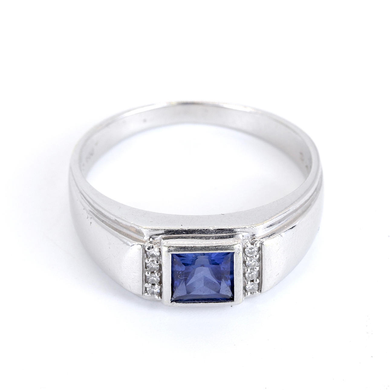 9CT WHITE GOLD TANZANITE & DIAMOND SET RING.