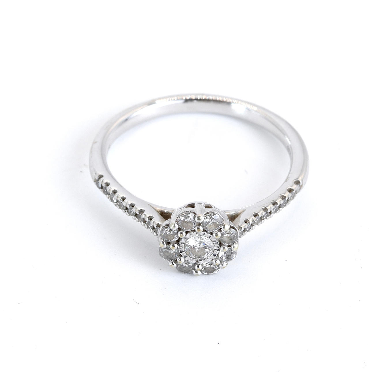 9CT WHITE GOLD DIAMOND SET CLUSTER RING.