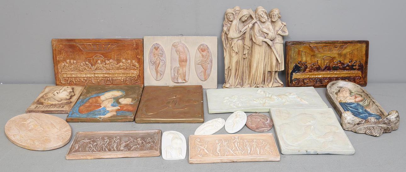 CARIN NILSON(1884-1973). TILLSKRIVEN. Reliefer, gips, osignerade.