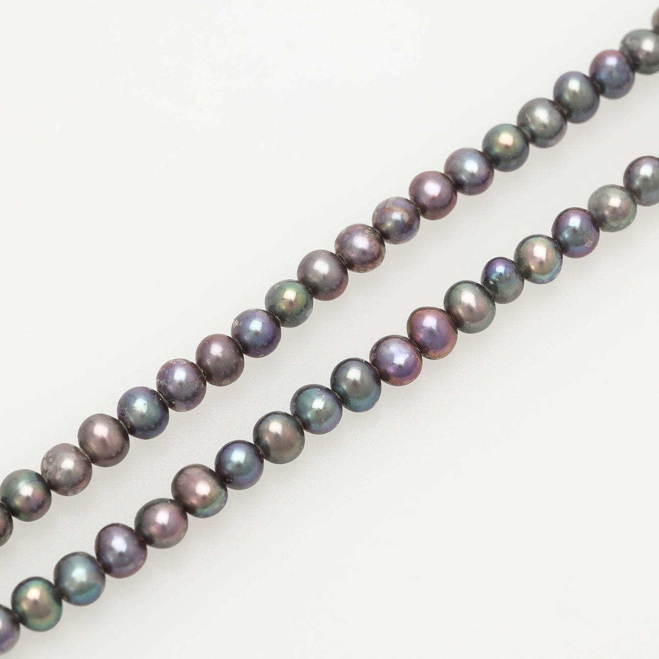 OLE LYNGGAARD. Collier, colored freshwater feathers, with studs.