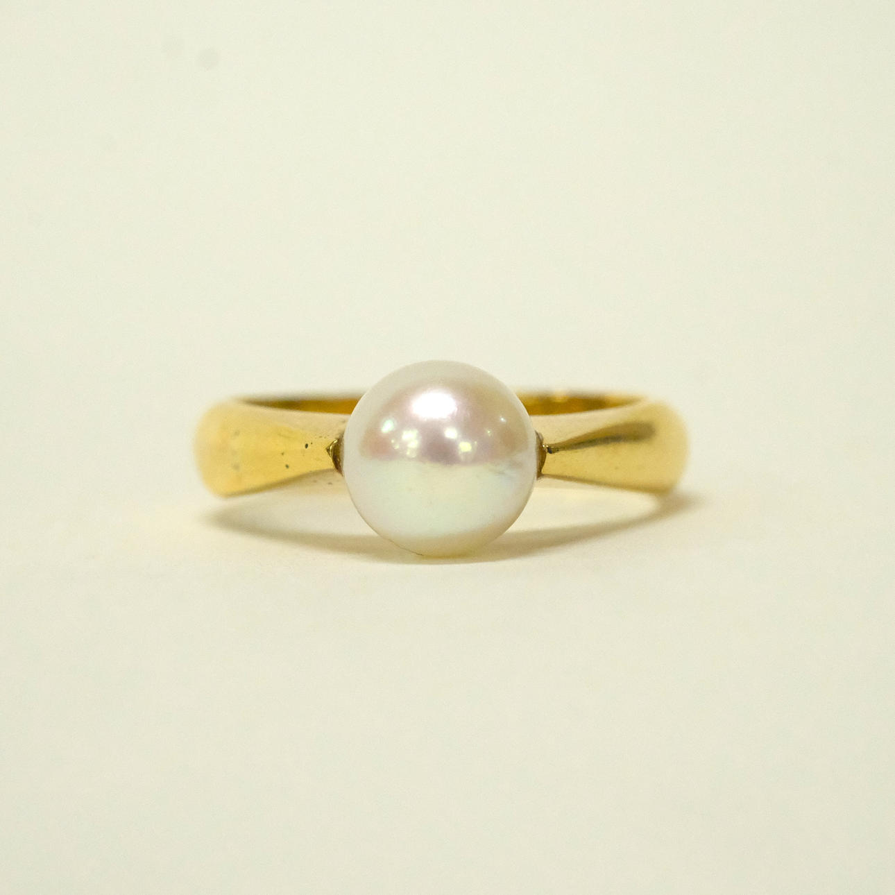 RING WITH PEARL, 18K GOLD.