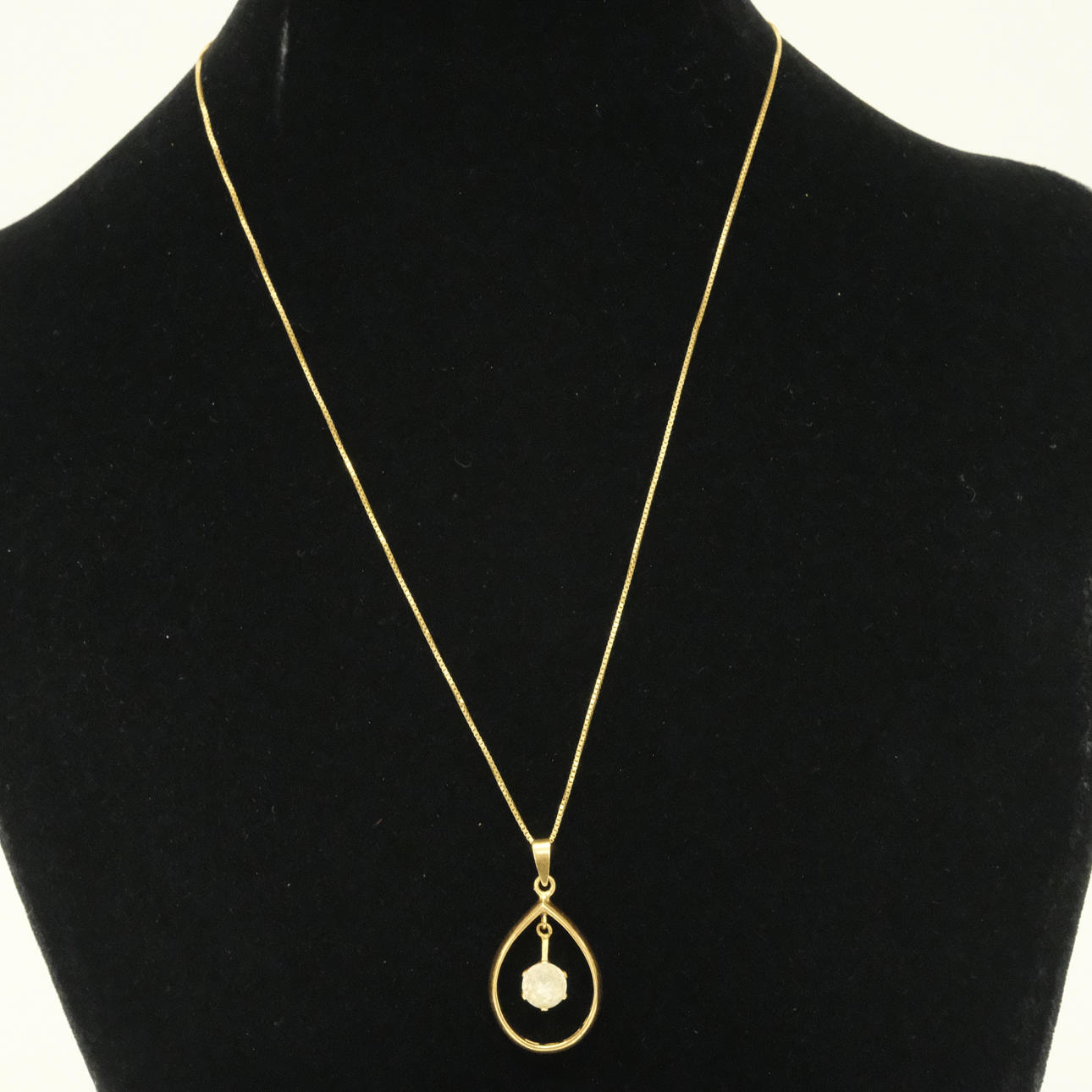 HÄNGE MED STEN SAMT KEDJA, 18K GULD.