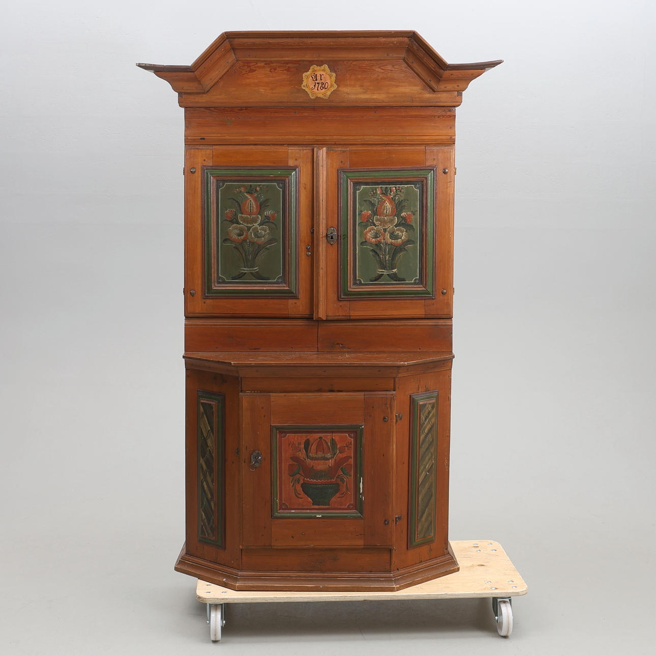 CABINET. Allmoge, removable crown.