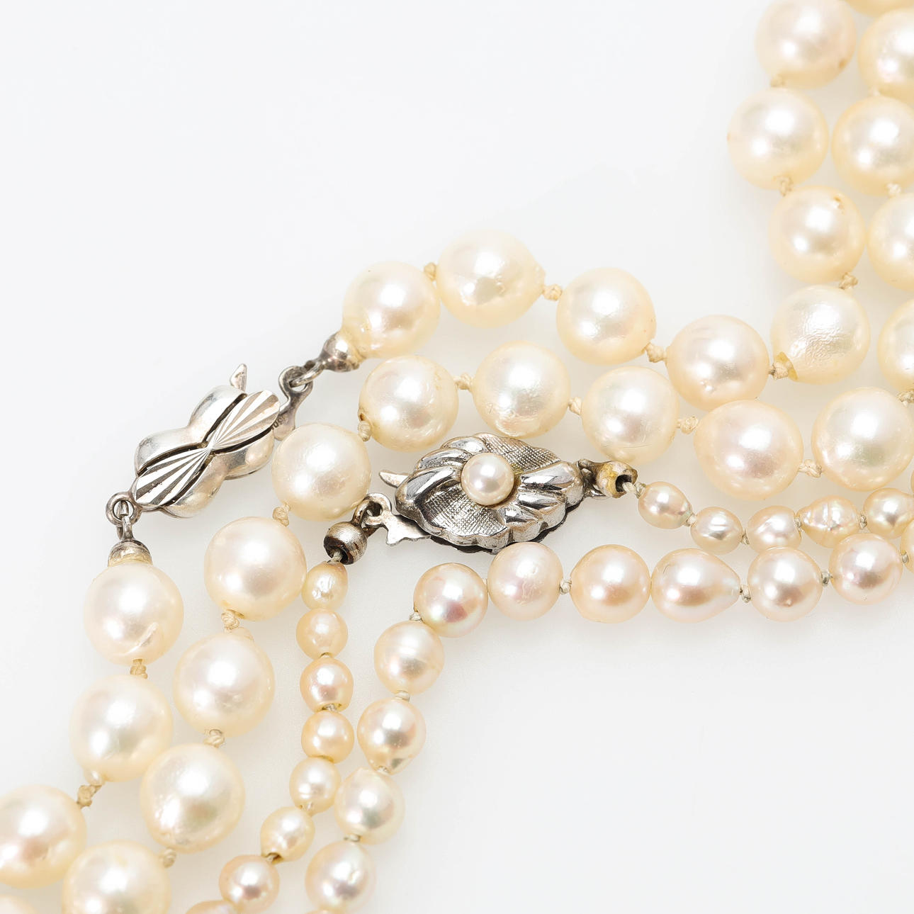 COLLIER, 2 st, odlade saltvattenspärlor, lås i silver.