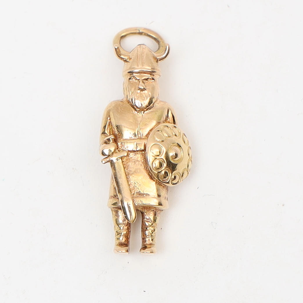 A pendant, 18K, depicting a Viking.